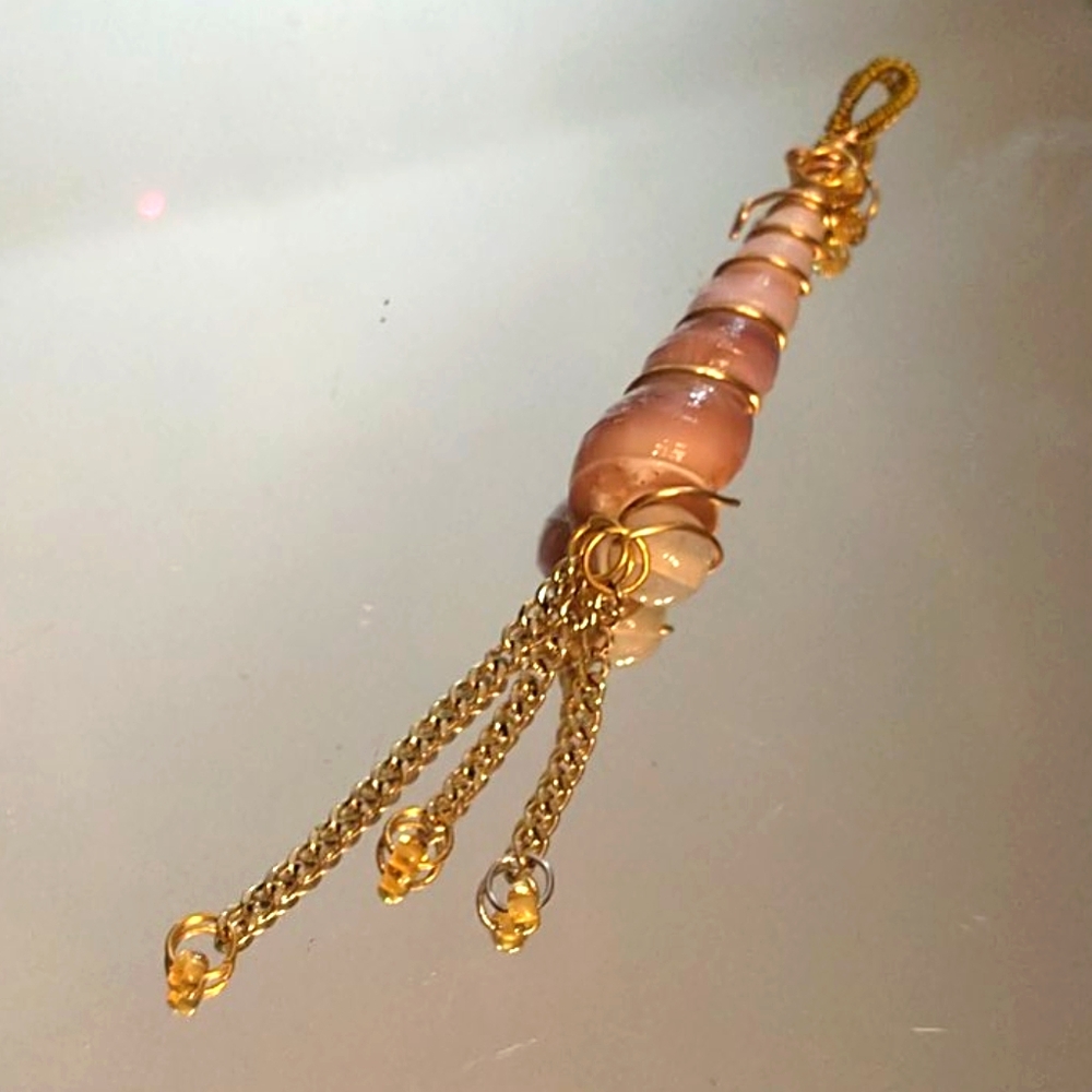 🇨🇦Wire wrapped seashell pendant